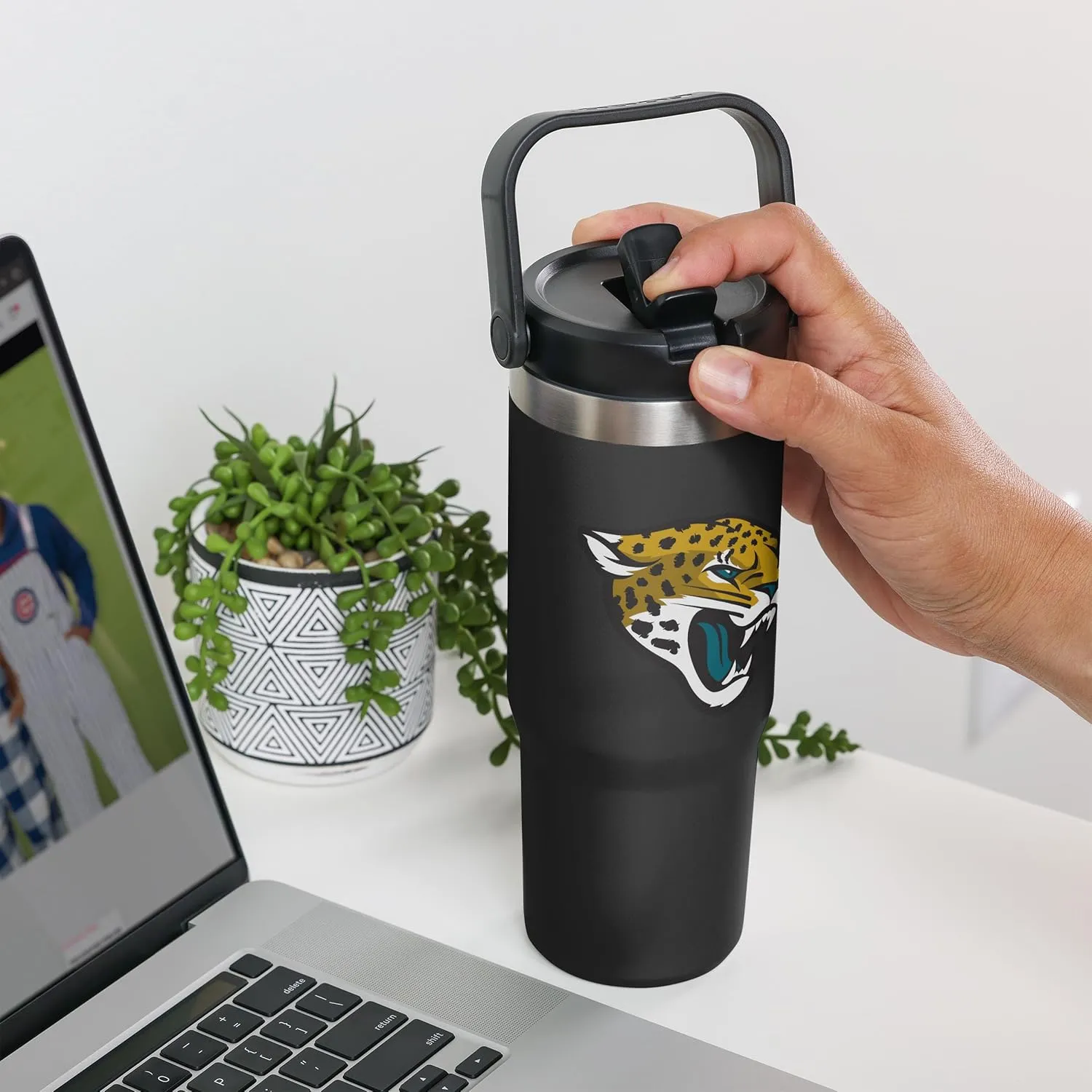 FOCO NFL Unisex-Adult NFL Team Logo Insulated Travel Mug 30oz Straw Tumbler